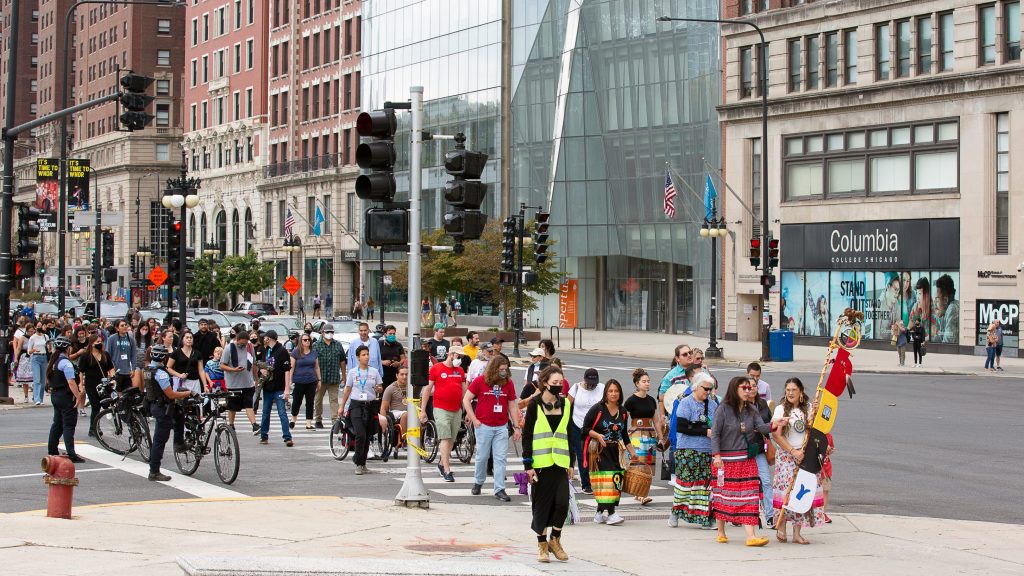A crowd walking down a Chicago sidewalk